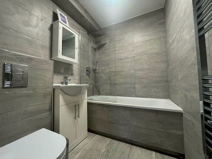 2 Bedroom Flat To Rent In Updown Hill, Windlesham, Surrey, GU20