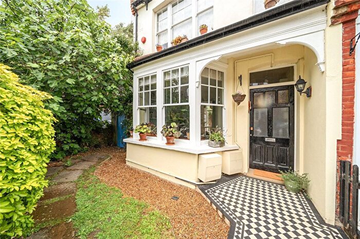 2 Bedroom Flat For Sale In Clovelly Road, Crouch End, N8