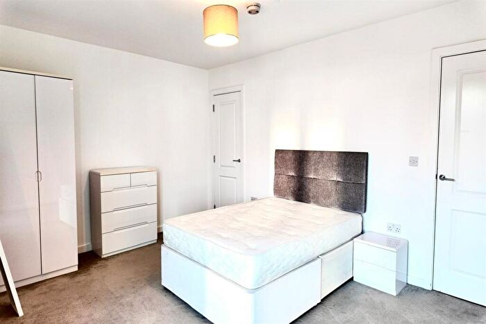 3 Bedroom Flat To Rent In Rope Court, Canoe Walk, E14