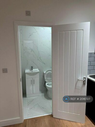 Studio To Rent In Sandringham Road, London, E8 - Photo 2