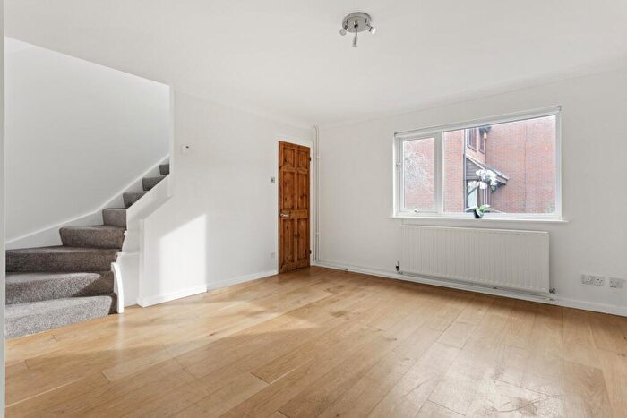 3 Bedroom Apartment To Rent In Vincent Close, SE16