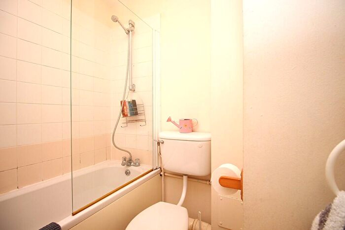 1 Bedroom Flat To Rent In Percy Gardens, Worcester Park, KT4