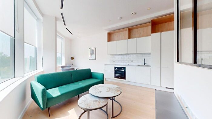 1 Bedroom Flat To Rent In Great West Road, Brentford, TW8