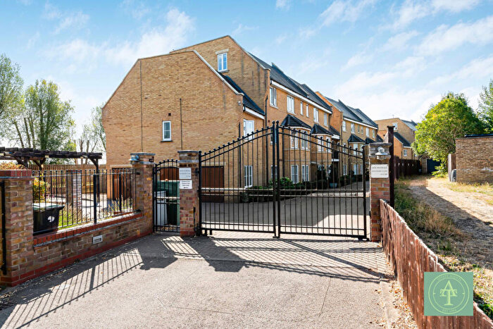 1 Bedroom Flat For Sale In Bayswater Close, London, Palmers Green, N13