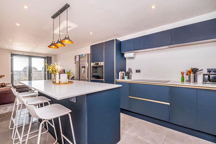 2 Bedroom Flat For Sale In Lower Tanbridge Way, Horsham, West Sussex, RH12