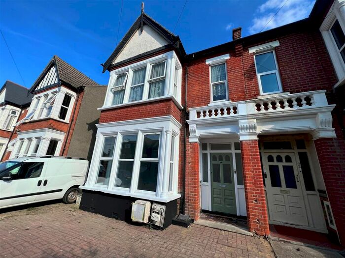 2 Bedroom Flat To Rent In Valkyrie Road, Westcliff-On-Sea, SS0