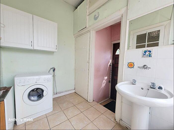 1 Bedroom Flat For Sale In Burford Gardens, Palmers Green, N13