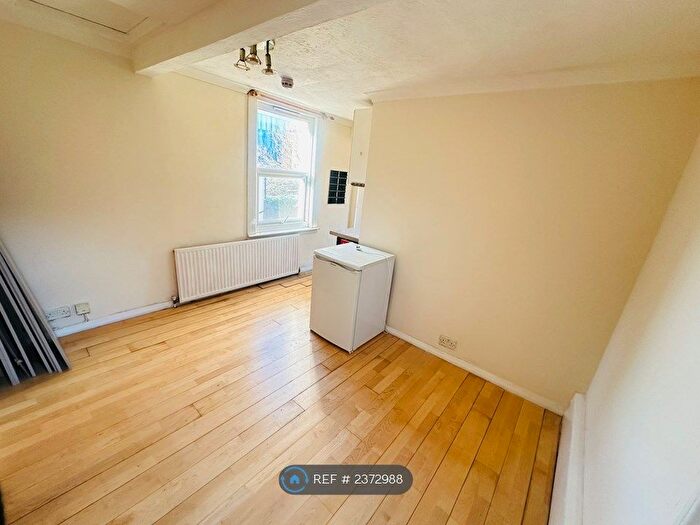 Studio To Rent In Eastern Road, London, RM1