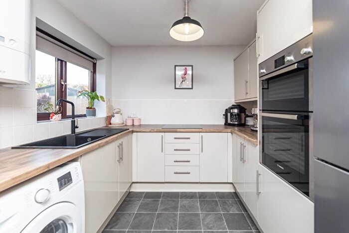 3 Bedroom Semi-detached House For Sale In Brockadale Avenue, Pontefract, WF8