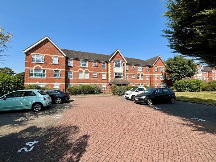2 Bedroom Flat To Rent In Cobham Close, Enfield, EN1