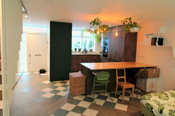 3 Bedroom Maisonette To Rent In Barnsley Street, Bethnal Green, E1