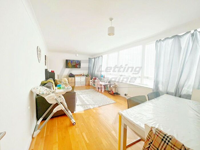 2 Bedroom Flat To Rent In Woodside Grange Road, London, N12
