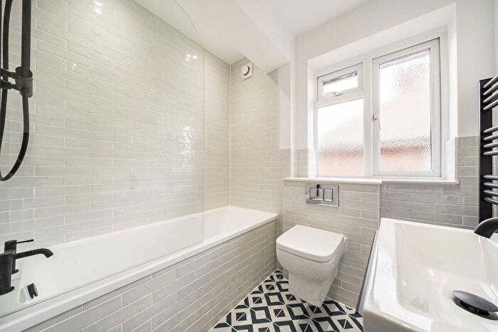 2 Bedroom Flat For Sale In Court Farm Road, London, SE9