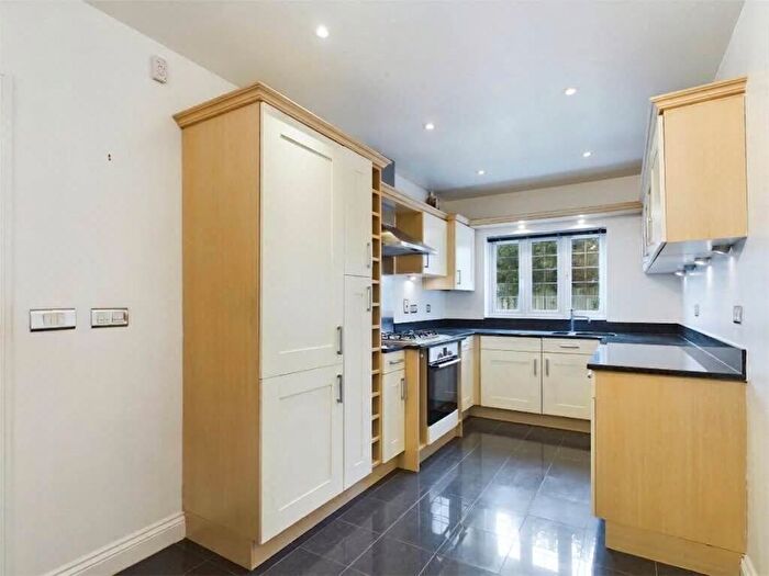 2 Bedroom Flat To Rent In Shoppenhangers Road, Maidenhead, Berkshire, SL6