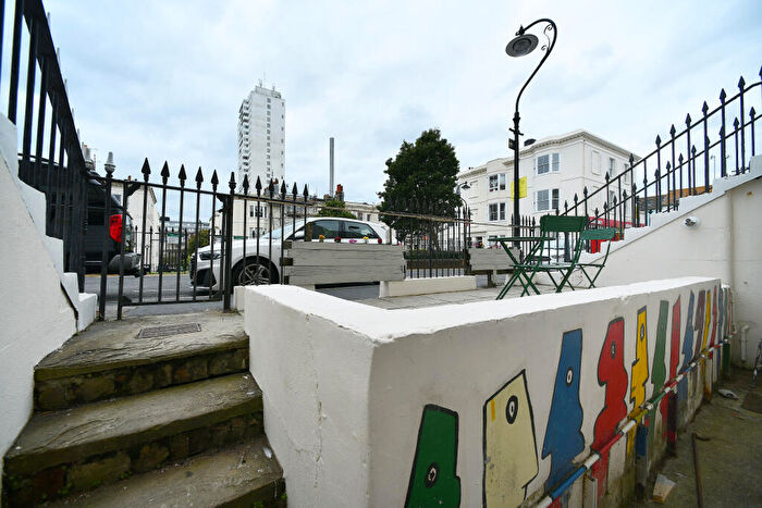 2 Bedroom Flat For Sale In Clarence Square, Brighton, BN1