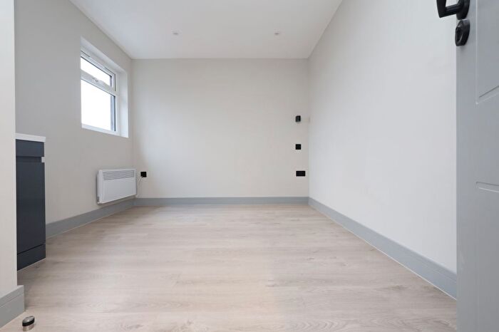 Studio To Rent In Penistone Road, London, SW16