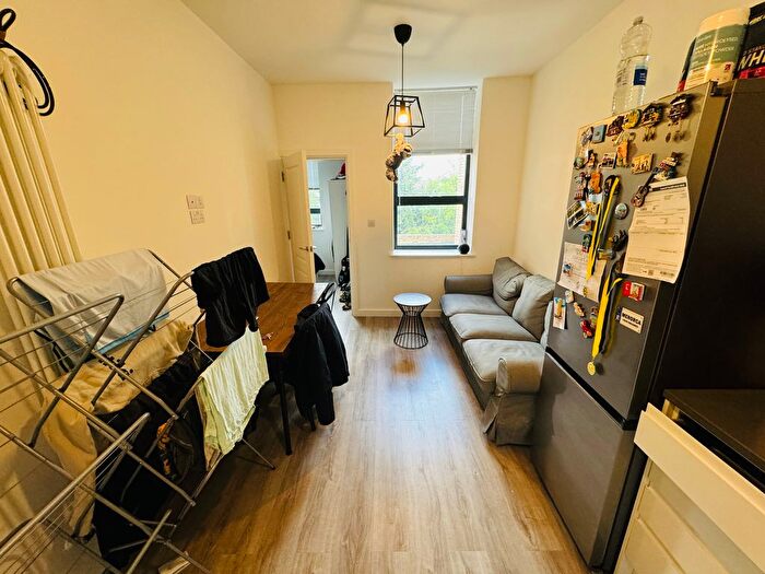3 Bedroom Flat To Rent In Balham High Road, London, SW12