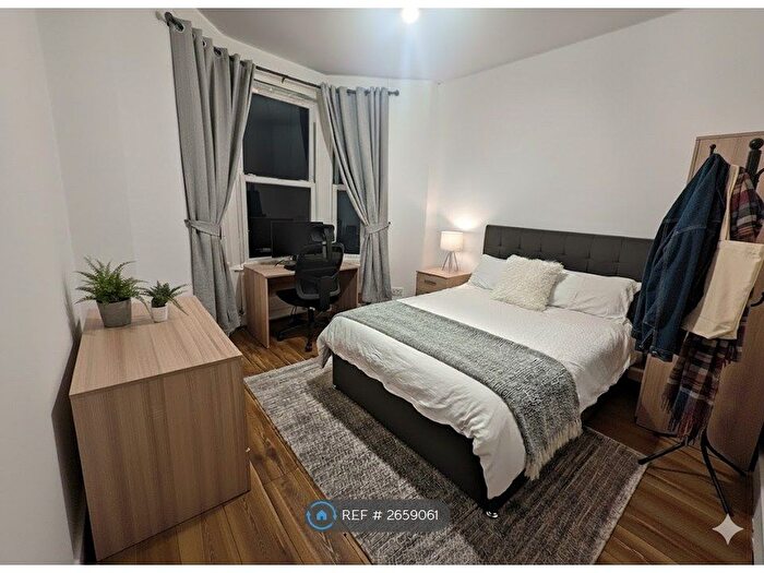 2 Bedroom Flat To Rent In Elm Grove, London, SE15