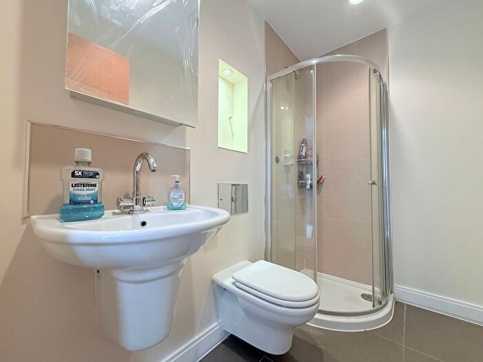 2 Bedroom Flat To Rent In Holden Avenue, London, N12