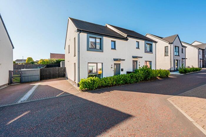 3 Bedroom Semi-Detached House For Sale In Oak Tree Gardens, Sauchie, FK10