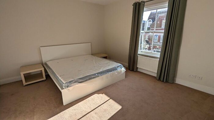 2 Bedroom Flat To Rent In Canute Road, Southampton, Hampshire, SO14