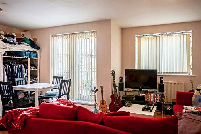 1 Bedroom Apartment To Rent In Headingley Ave, Leeds, LS6