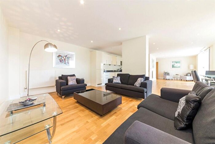 3 Bedroom Flat To Rent In Cobalt Point, Canary Wharf, London, E14