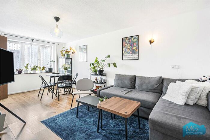 2 Bedroom Apartment For Sale In Deanery Close, London, N2
