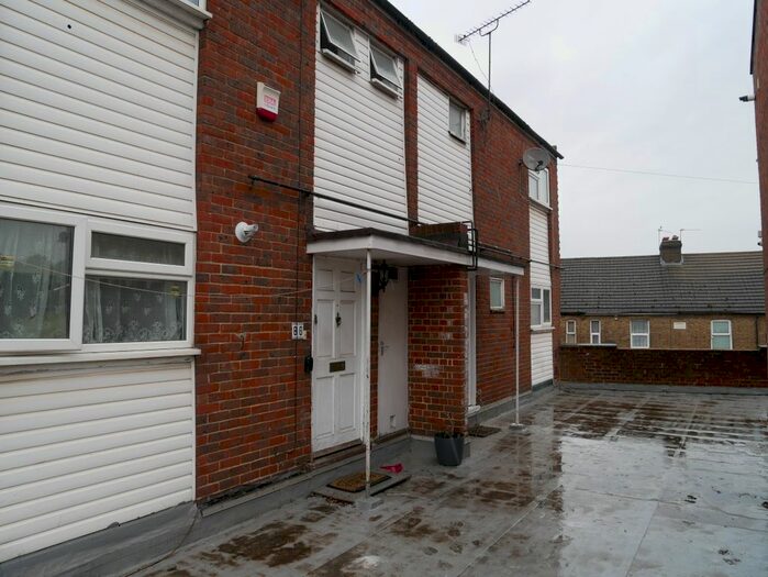 3 Bedroom Flat To Rent In Albert Road, West Drayton, UB7