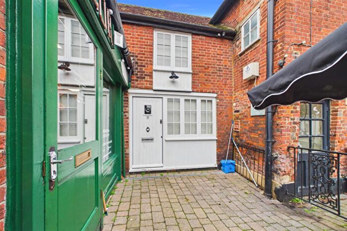 2 Bedroom Terraced House To Rent In Cathedral Courtyard, PO19