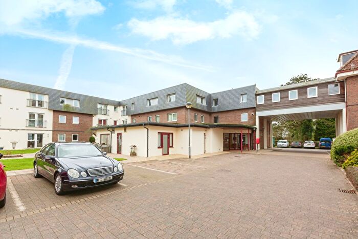 2 Bedroom Flat For Sale In Clyne Common, Swansea, SA3