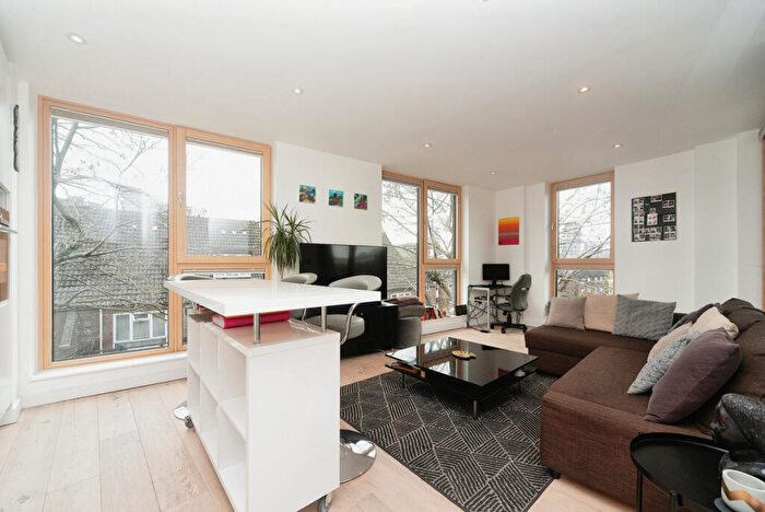 2 Bedroom Flat To Rent In Falcon Road, London, SW11