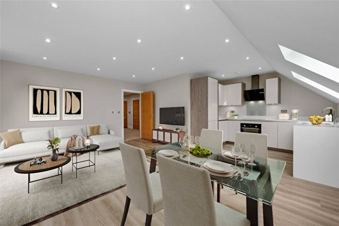 2 Bedroom Flat For Sale In Queens Road, Weybridge, KT13