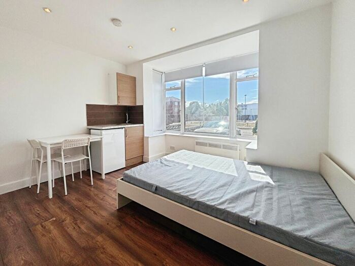 Studio To Rent In Basingstoke Road, Reading, Berkshire, RG2