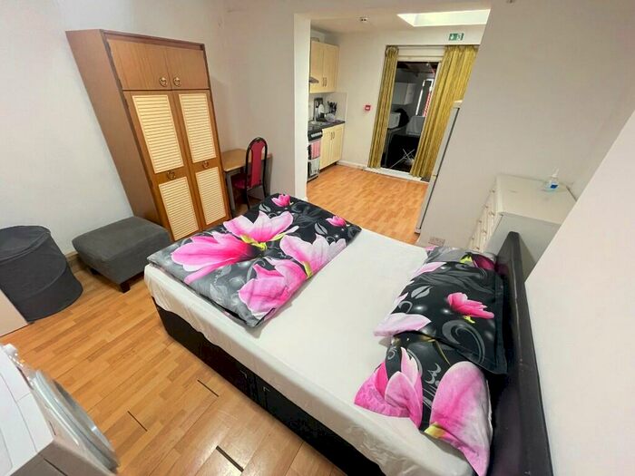 Studio To Rent In Malam Gardens, London, E14