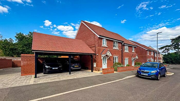 3 Bedroom Semi Detached House To Rent In Lilywhites Lane, Hoddesdon, EN11