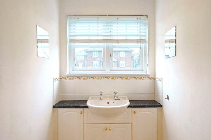 3 Bedroom Town House For Sale In Fawcett Close, London, SW16