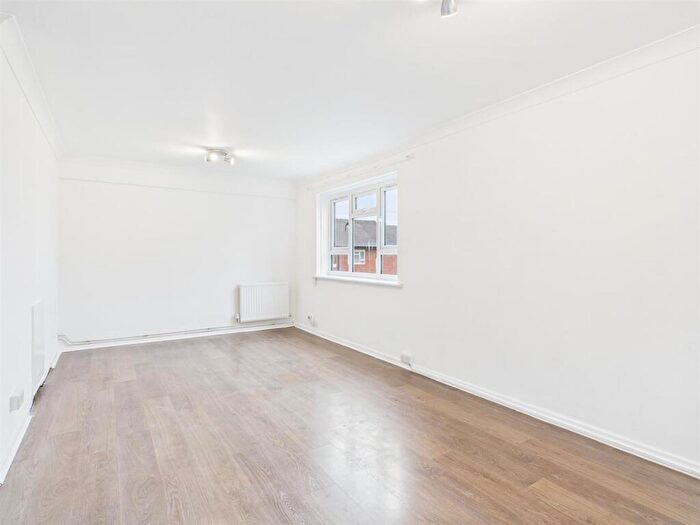 2 Bedroom Flat To Rent In Selsfield Drive, Brighton, BN2