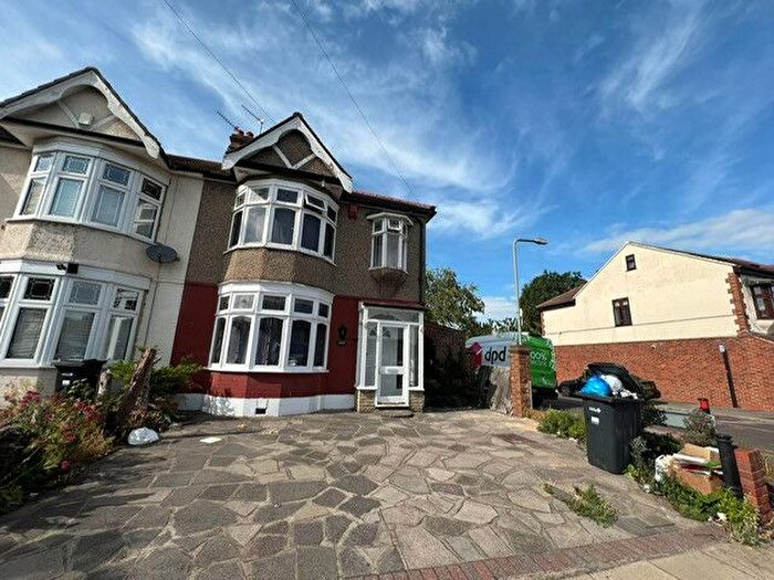 3 Bedroom End Of Terrace House For Sale In Dawlish Drive, Ilford, IG3