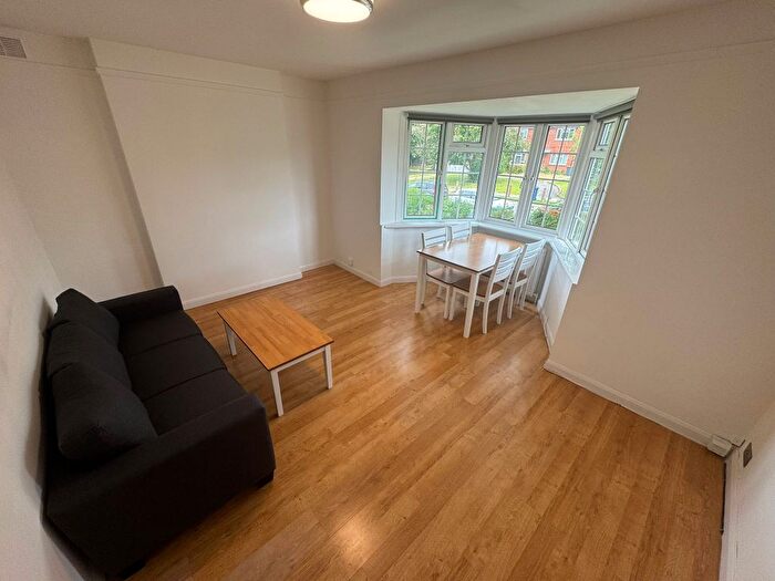 2 Bedroom Flat To Rent In Edgeworth Close, London, NW4