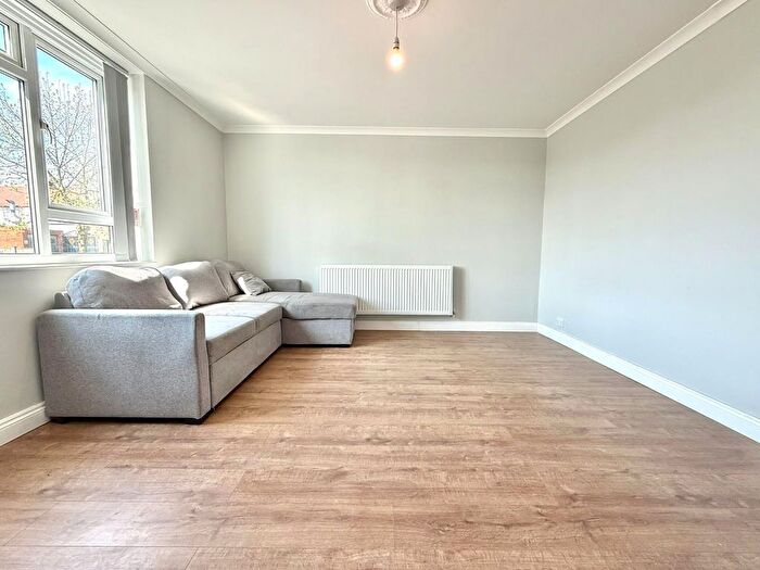 2 Bedroom Flat To Rent In Whalebone Lane South, Romford, RM6