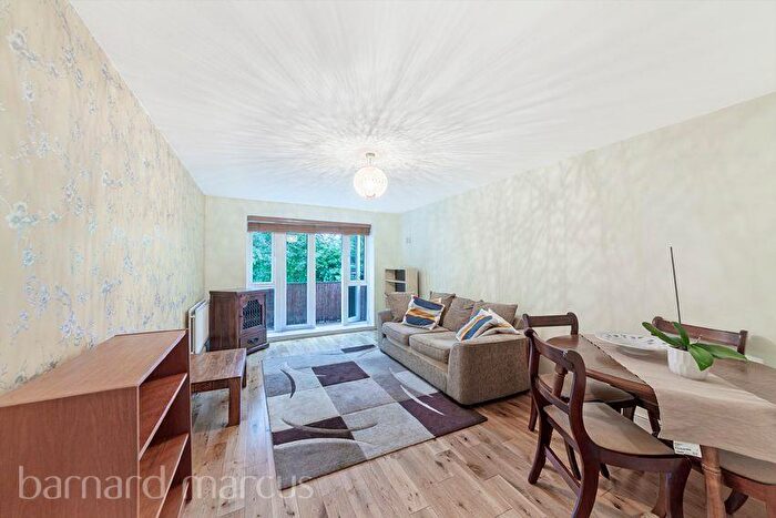 2 Bedroom Flat To Rent In Friern Barnet Lane, London, N20