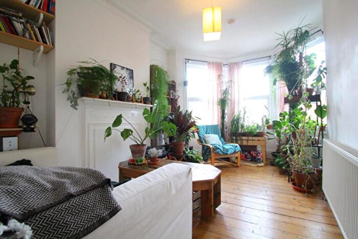 2 Bedroom Apartment For Sale In Keston Road, London, N17