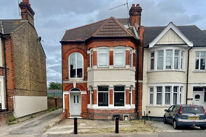 2 Bedroom Flat To Rent In Bournemouth Park Road, Southend-on-Sea, SS2