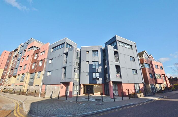 2 Bedroom Flat To Rent In Bramley Crescent, Ilford, Essex, IG2