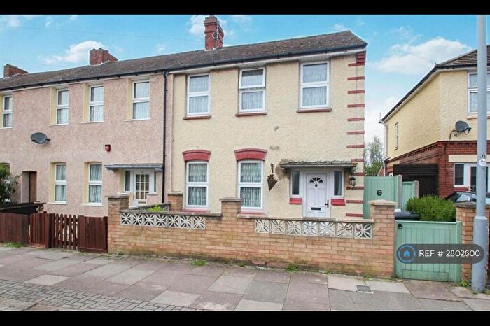 3 Bedroom End Of Terrace House To Rent In Tower Road, Luton, LU2