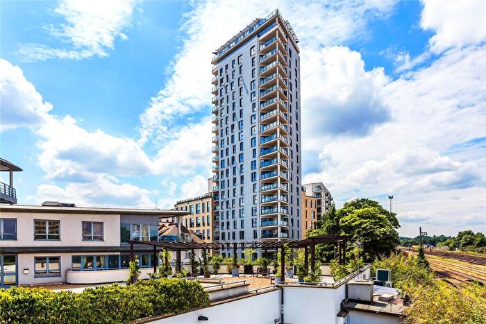 2 Bedroom Flat For Sale In Guildford Road, Woking, Surrey, GU22
