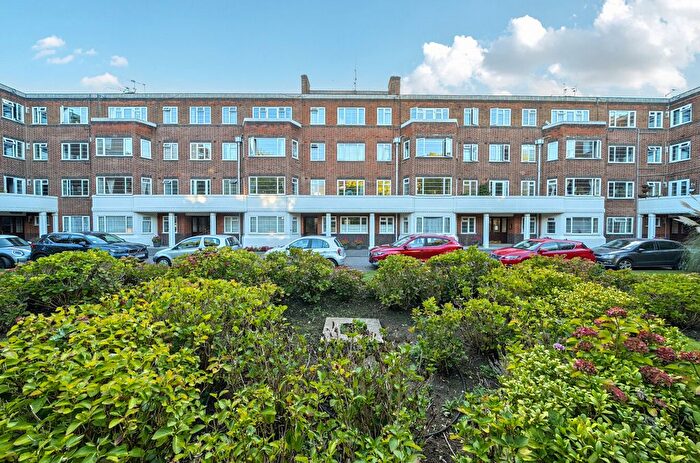 1 Bedroom Flat To Rent In Sheen Court, Richmond, TW10