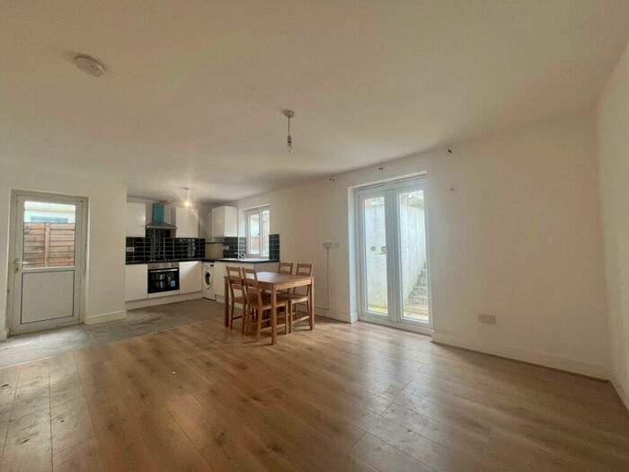 3 Bedroom Flat To Rent In Amersham Road, SE14