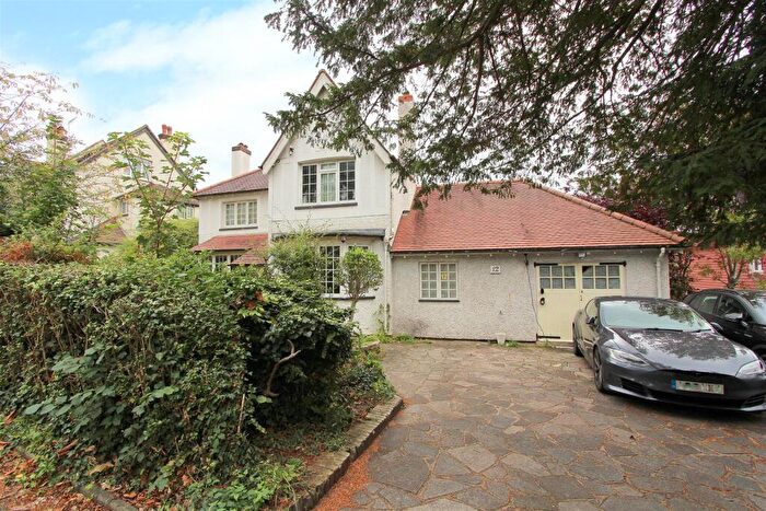 4 Bedroom Detached House For Sale In Woodcote Grove Road, Coulsdon, CR5